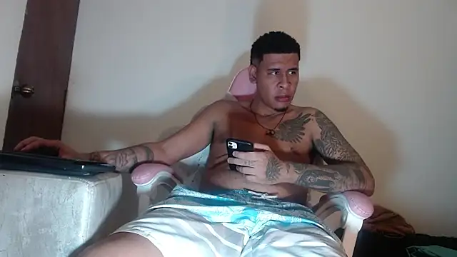 Snapshot of Adrew_fox chatting on October 27, 10:47 pm Adrew fox online show from October 27, 10:47 pm