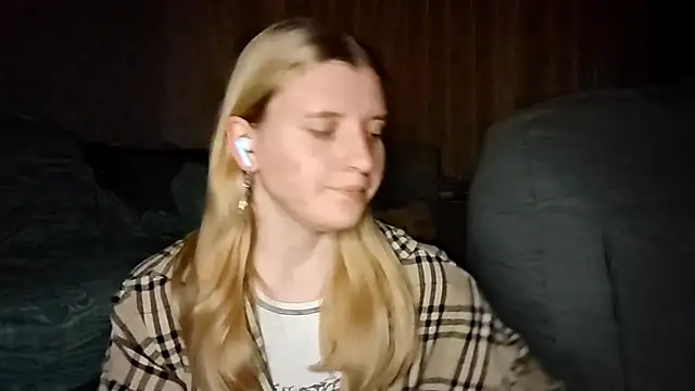 LynteriLain online show from October 9, 8:18 pm