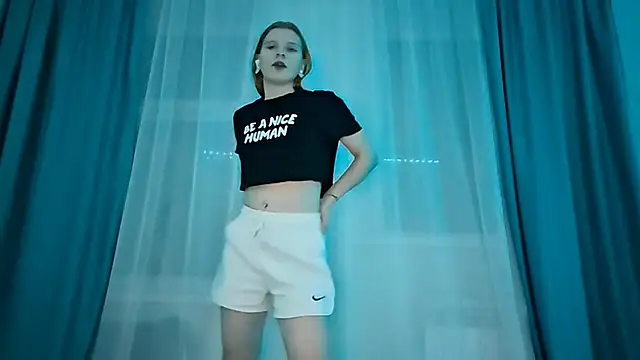 LynteriLain online show from November 9, 7:23 pm