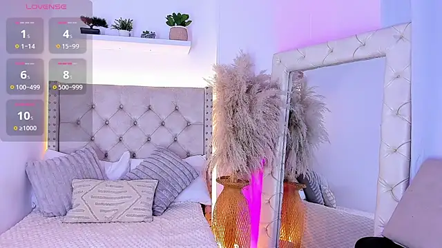 Snapshot of mia_juicy_ chatting on October 28, 1:09 am mia juicy online show from October 28, 1:09 am