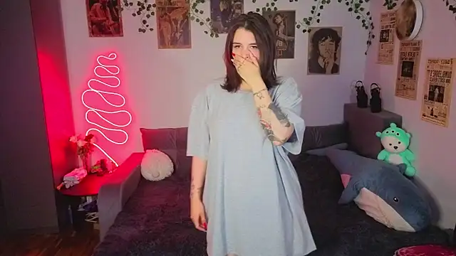 kira kick online show from October 31, 6:31 pm