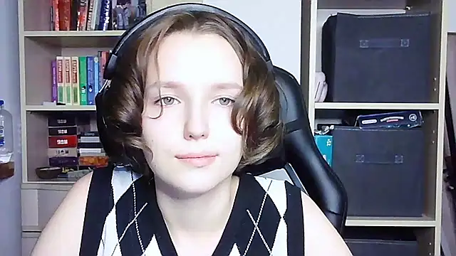 Snapshot of Diana-back chatting on October 3, 4:26 pm Diana-back online show from October 3, 4:26 pm