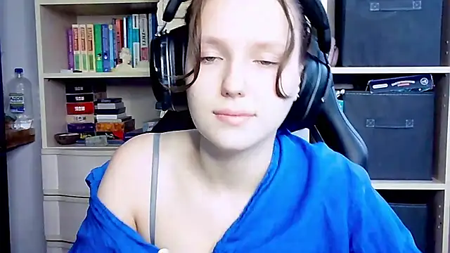 Snapshot of Diana-back chatting on October 6, 6:33 am Diana-back online show from October 6, 6:33 am