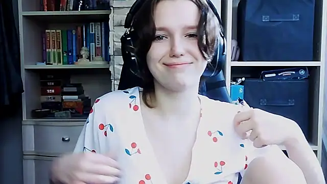 Snapshot of Diana-back chatting on October 7, 6:54 am Diana-back online show from October 7, 6:54 am