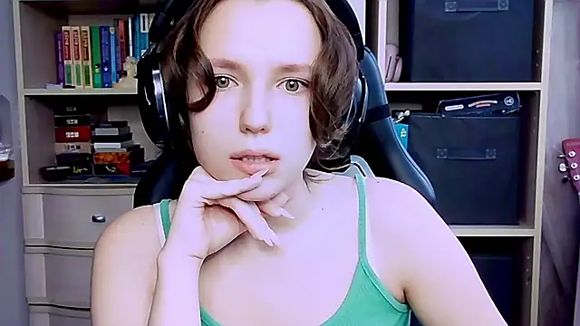 Snapshot of Diana-back chatting on October 11, 7:51 am Diana-back online show from October 11, 7:51 am