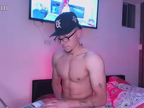 Snapshot of strongManLatino chatting on October 10, 1:04 am strongManLatino online show from October 10, 1:04 am