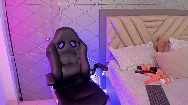 Snapshot of AriannaCooperr chatting on December 14, 5:13 am AriannaCooperr online show from December 14, 5:13 am