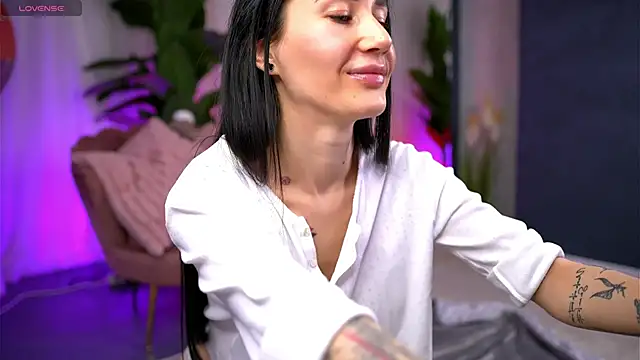 Snapshot of SerenaVelour chatting on October 21, 10:27 am SerenaVelour online show from October 21, 10:27 am