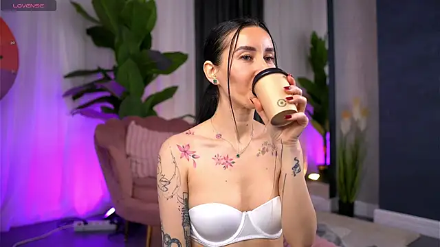 Snapshot of SerenaVelour chatting on October 23, 10:03 am SerenaVelour online show from October 23, 10:03 am