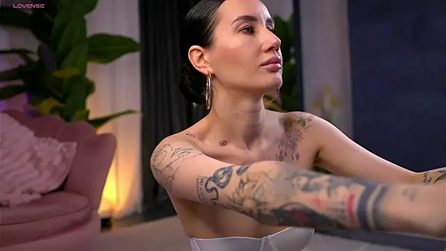 Snapshot of SerenaVelour chatting on November 15, 4:25 pm SerenaVelour online show from November 15, 4:25 pm