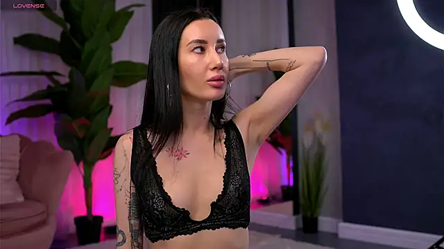 Snapshot of SerenaVelour chatting on November 17, 10:43 am SerenaVelour online show from November 17, 10:43 am