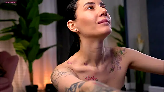 Snapshot of SerenaVelour chatting on November 27, 11:01 am SerenaVelour online show from November 27, 11:01 am