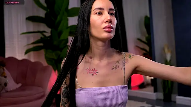 Snapshot of SerenaVelour chatting on December 2, 11:59 am SerenaVelour online show from December 2, 11:59 am