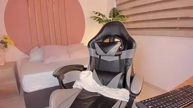 mia curry online show from October 6, 8:06 pm