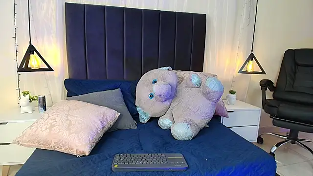 Rubyvixxen  online show from October 4, 3:15 am