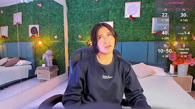 Rubyvixxen  online show from October 21, 3:51 am