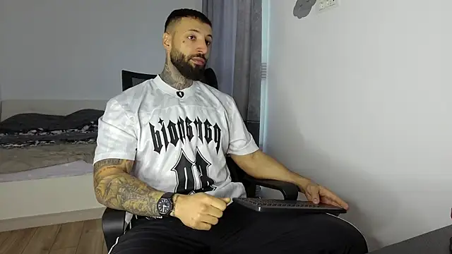 Snapshot of MasculineGuy99 chatting on October 15, 6:35 am MasculineGuy99 online show from October 15, 6:35 am