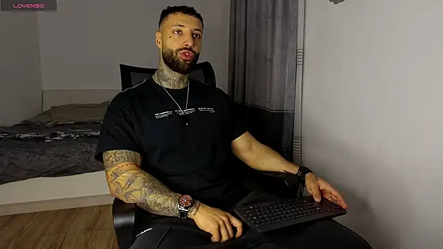 Snapshot of MasculineGuy99 chatting on October 27, 4:38 am MasculineGuy99 online show from October 27, 4:38 am