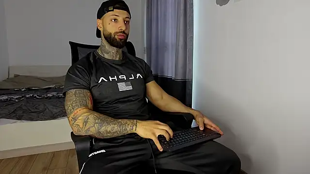 Snapshot of MasculineGuy99 chatting on November 6, 6:58 am MasculineGuy99 online show from November 6, 6:58 am