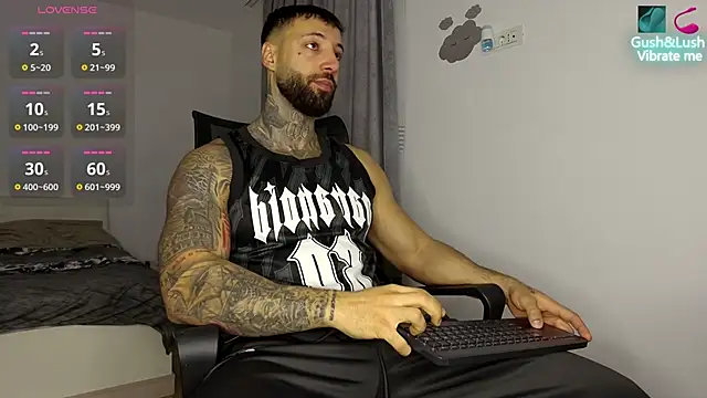 Snapshot of MasculineGuy99 chatting on November 16, 5:13 am MasculineGuy99 online show from November 16, 5:13 am