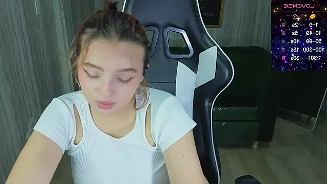 Snapshot of mia_foster_t chatting on November 13, 12:42 am mia foster t online show from November 13, 12:42 am