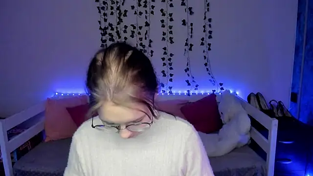 Snapshot of shy_elina01 chatting on October 18, 10:38 am shy elina01 online show from October 18, 10:38 am