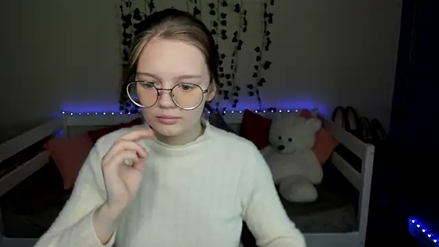 Snapshot of shy_elina01 chatting on November 3, 10:49 am shy elina01 online show from November 3, 10:49 am