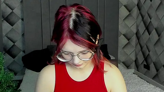 Snapshot of shy_elina01 chatting on December 5, 4:54 am shy elina01 online show from December 5, 4:54 am