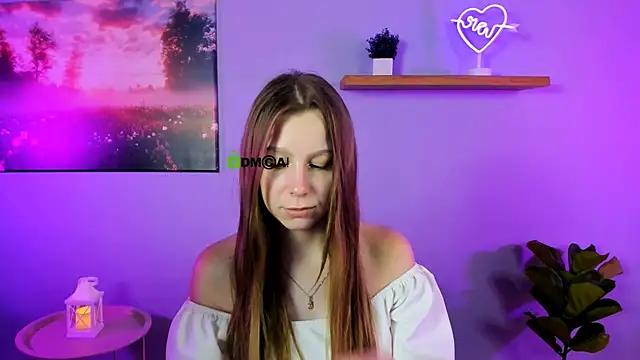 esme moore  online show from October 7, 9:39 am