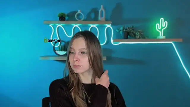 esme moore  online show from October 13, 8:03 am