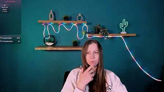 esme moore  online show from November 27, 11:45 am