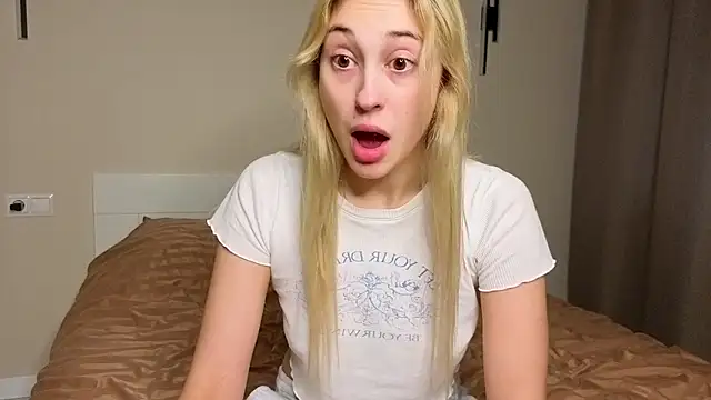 Snapshot of foxy_vivi chatting on October 30, 1:01 pm foxy vivi online show from October 30, 1:01 pm