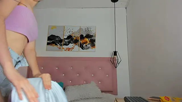 Snapshot of kiara_and_christy chatting on October 6, 12:35 pm kiara and christy online show from October 6, 12:35 pm