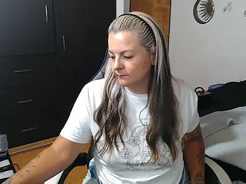 perlagoloza05 online show from October 6, 3:26 am