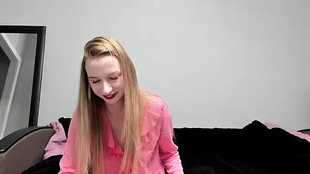 Snapshot of sophieryder chatting on October 12, 9:19 am sophieryder online show from October 12, 9:19 am