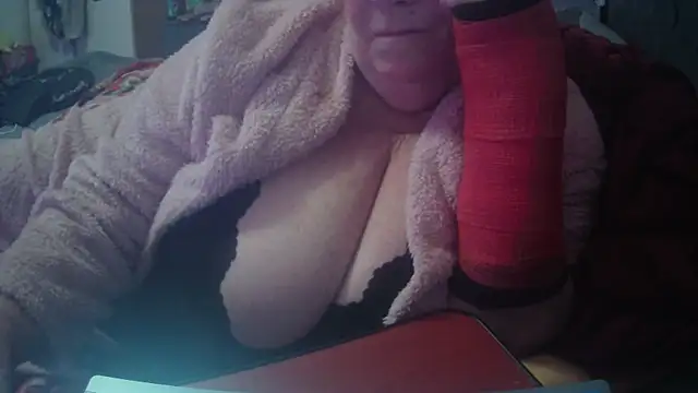 Snapshot of Playful_MILF_Demi chatting on October 18, 12:57 am Playful MILF Demi online show from October 18, 12:57 am