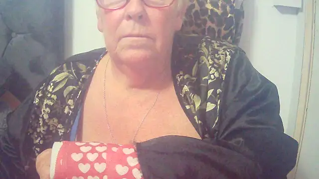 Snapshot of Playful_MILF_Demi chatting on November 6, 10:10 pm Playful MILF Demi online show from November 6, 10:10 pm