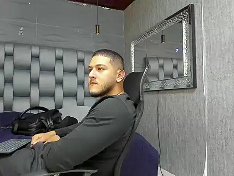 Snapshot of jasonshaw25 chatting on October 10, 11:37 pm jasonshaw25 online show from October 10, 11:37 pm