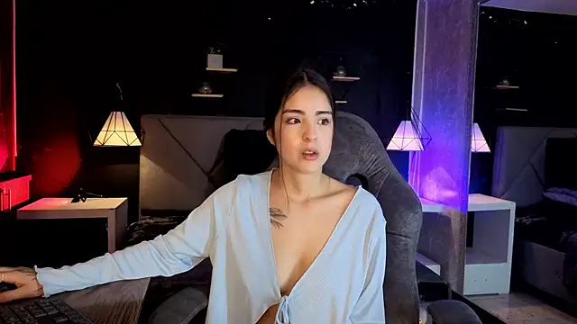 Snapshot of giapearl25 chatting on October 30, 1:23 pm giapearl25 online show from October 30, 1:23 pm