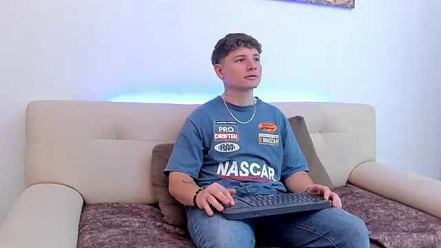 Leoo Miller online show from October 6, 8:39 pm