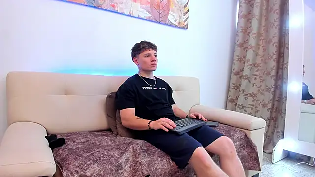 Leoo Miller online show from October 7, 8:50 pm