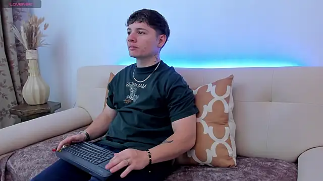 Leoo Miller online show from October 17, 8:44 pm