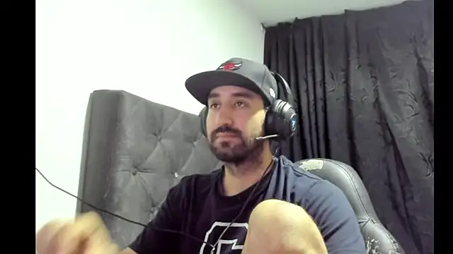 Snapshot of coolfriki chatting on November 9, 2:43 am coolfriki online show from November 9, 2:43 am