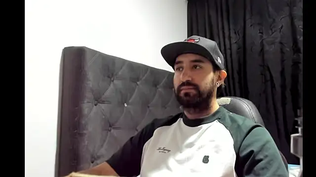 Snapshot of coolfriki chatting on November 19, 4:23 am coolfriki online show from November 19, 4:23 am