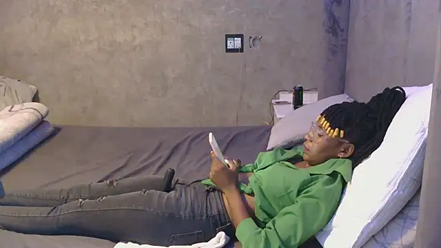 petite queenx online show from October 25, 2:02 pm