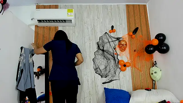 luisabecker  online show from October 24, 1:51 pm