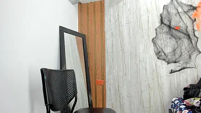 luisabecker  online show from October 27, 1:37 pm