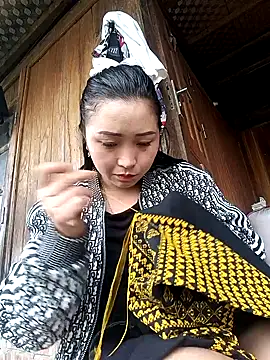 Snapshot of miemie-xx chatting on October 25, 1:13 am miemie-xx online show from October 25, 1:13 am