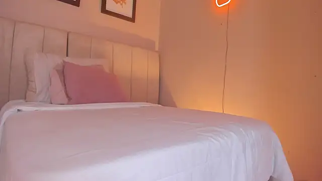 Snapshot of _alison_c chatting on October 14, 11:33 am alison c online show from October 14, 11:33 am