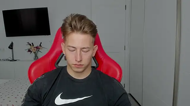 Snapshot of find0m_master chatting on October 12, 2:16 pm find0m master online show from October 12, 2:16 pm